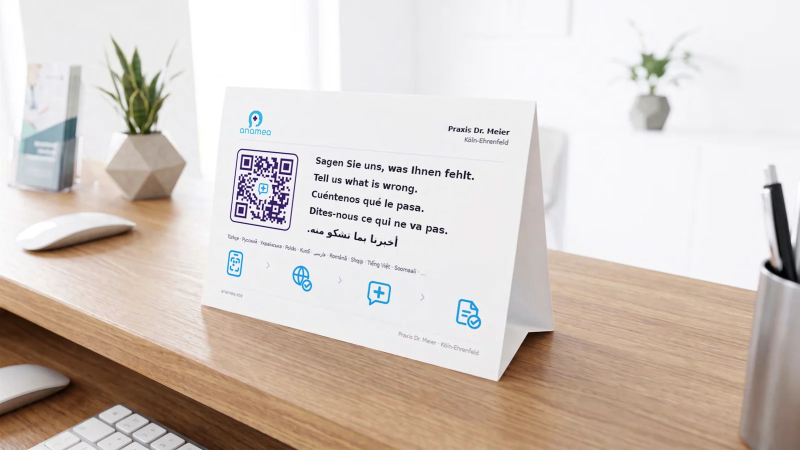 Aufsteller am Empfang mit QR-Code, einem Satz in fünf Sprachen und vier Icons für den Ablauf